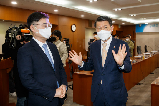 은성수 금융위원장(오른쪽)은 15일 오전 서울 여의도 한국거래소에서 손병두 한국거래소 이사장을 비롯한 유관기관 대표들과 만나 공매도 재개 준비현황과 증시동향을 함께 집중 점검했다.(금융위원회 제공)